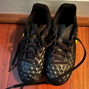 Youth football/soccer cleats